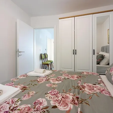 Lucia 2 Apartman *
